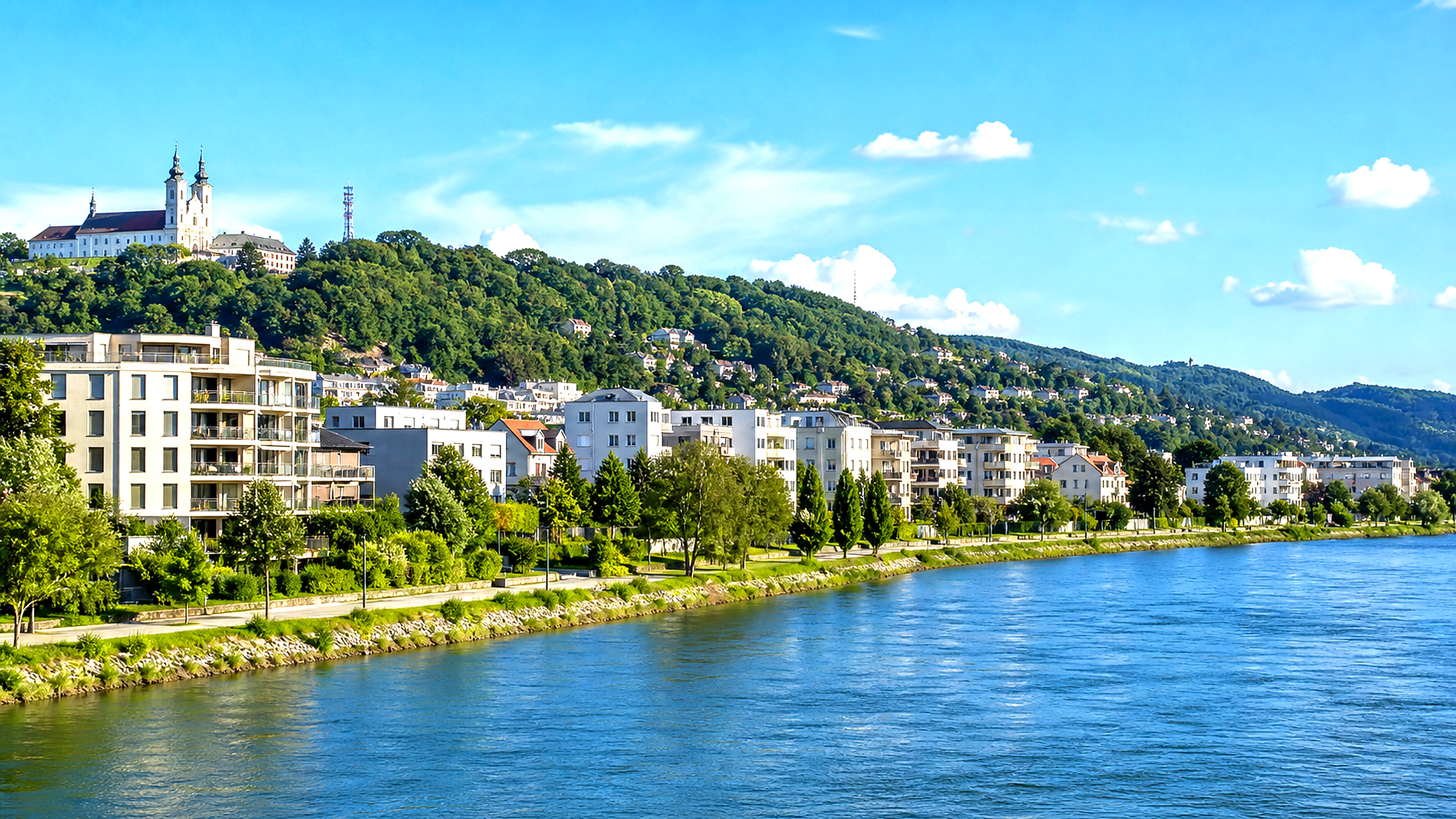 Urfahr mit Donau, Stadtgebiet und bewaldeten Hängen